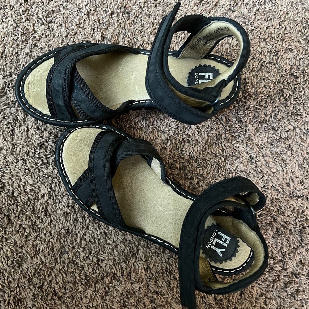 FLY LONDON SANDLES. BLACK VELCRO. LEATHER. YEAR AROUND SANDLE. COMFORTABLE 🩷